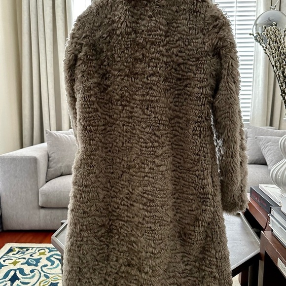 H&M Luxury Faux Fur Coat Size 2 Please READ DESCRIPTION FOR MEASUREMENTS - Picture 3 of 7